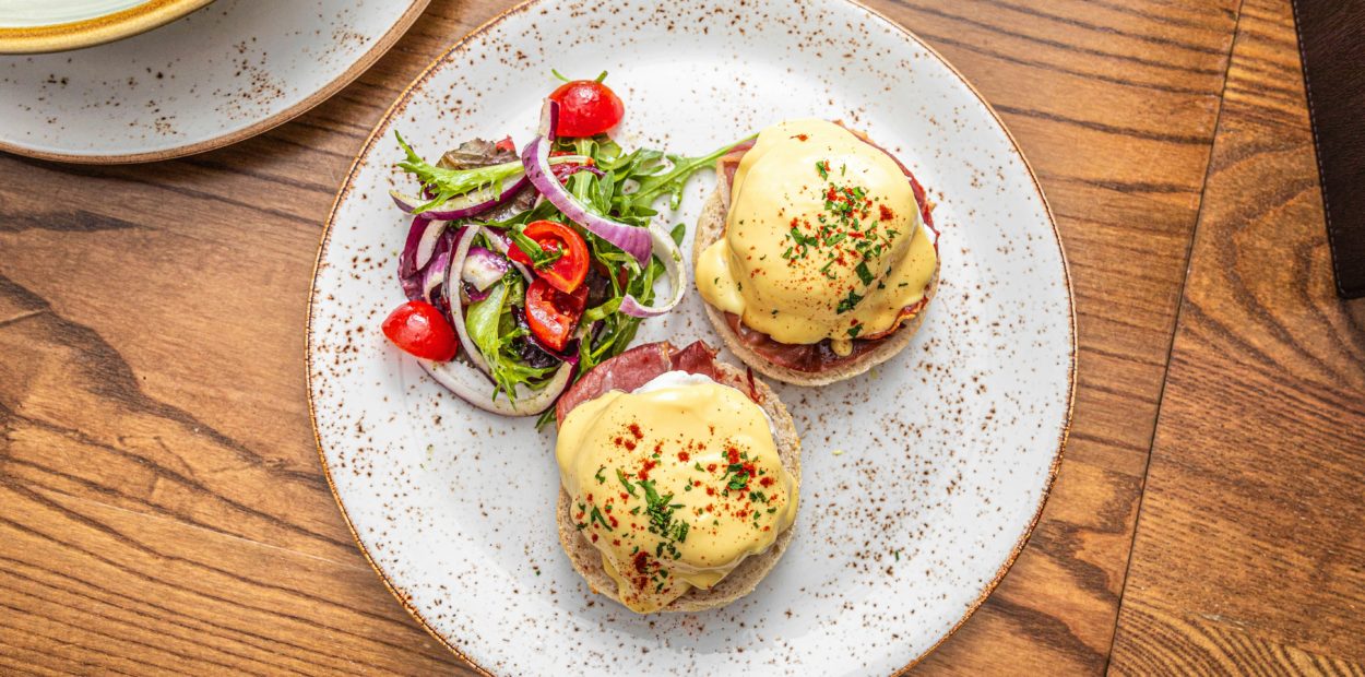 brunch-cafe-du-cerf-eggs-benedict