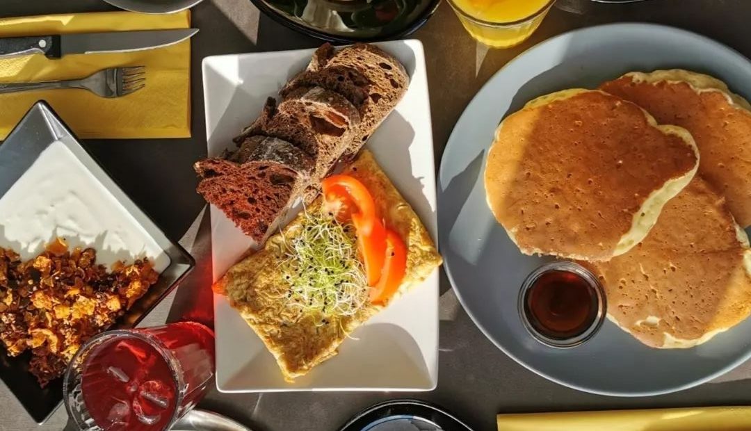 brunch-east-side-pully-table