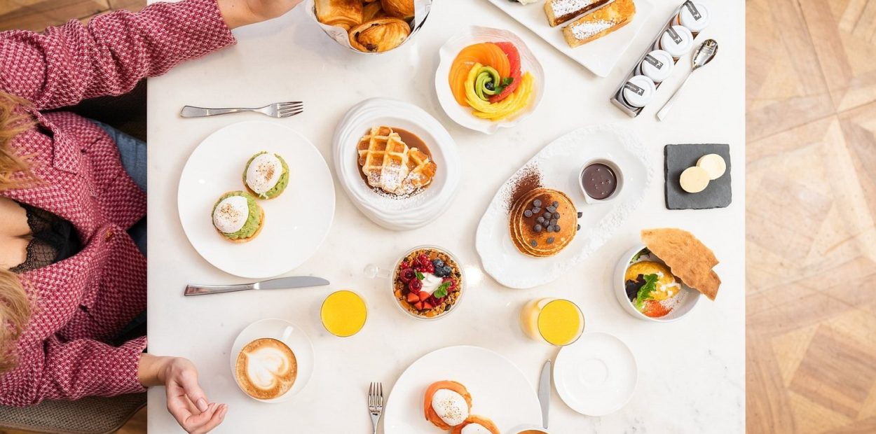 brunch-living-room-table
