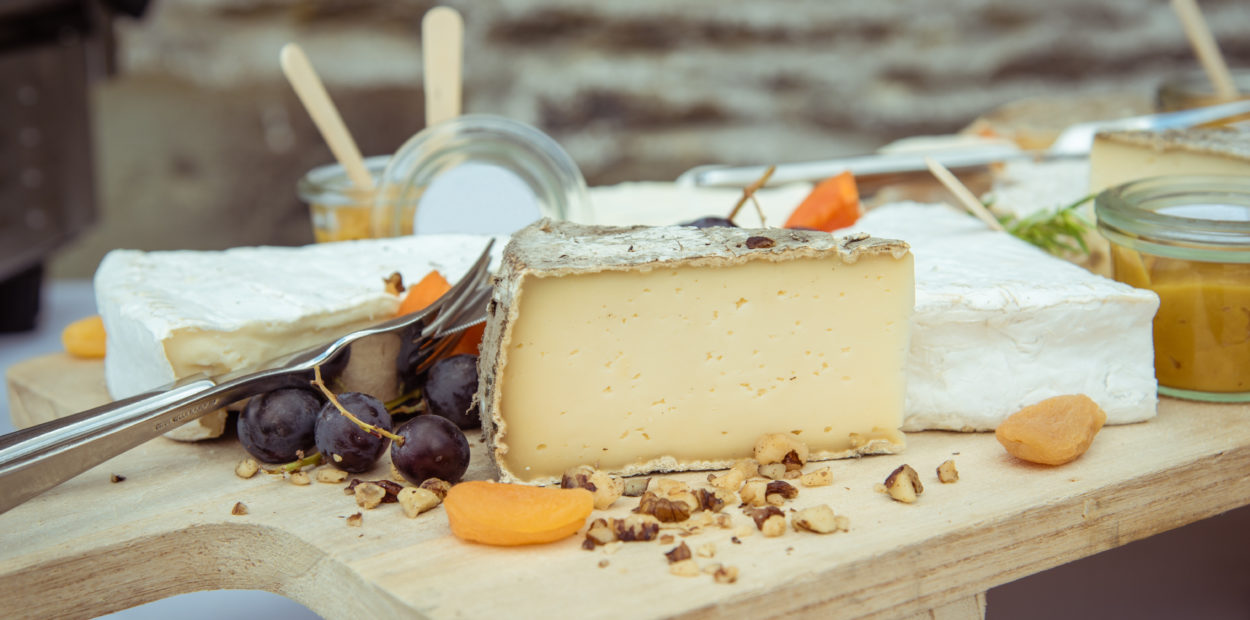 Plateau de fromages lors d'un brunch de fête