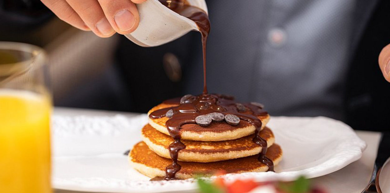 brunch_living_room_pancakes