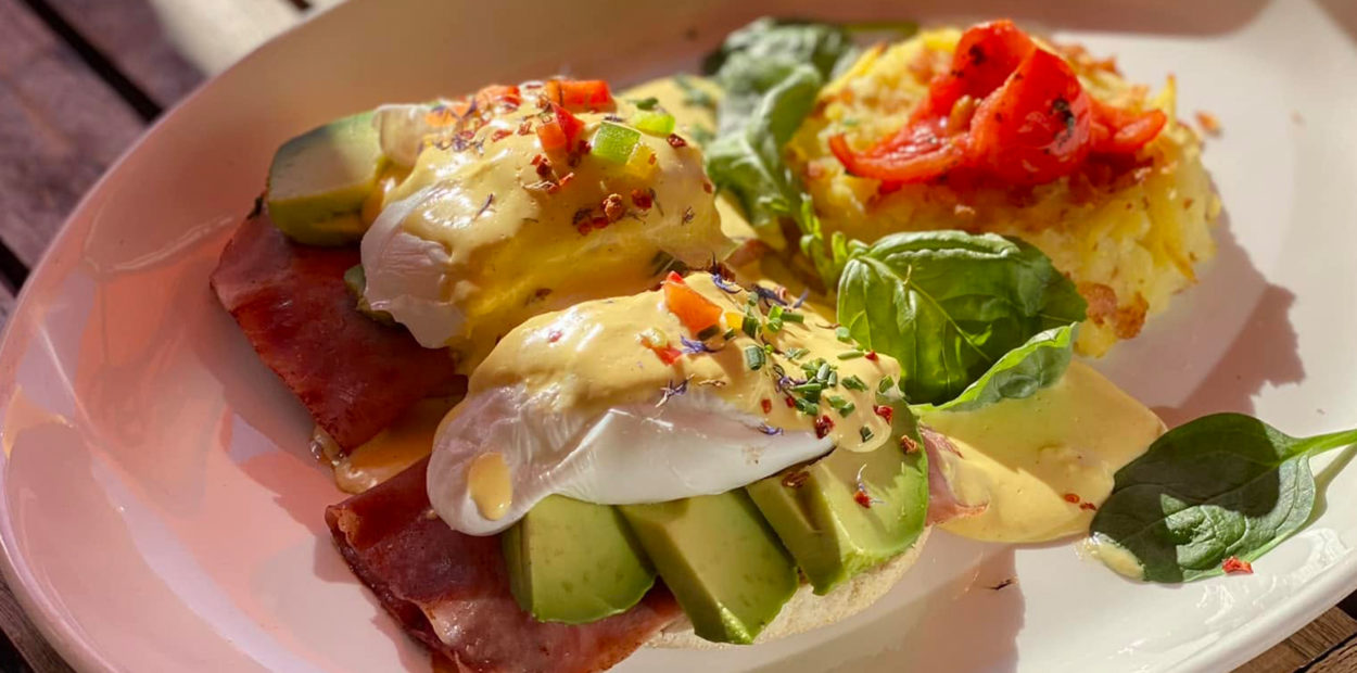 brunch_offshore_cafe_eggs_benedict_avocado