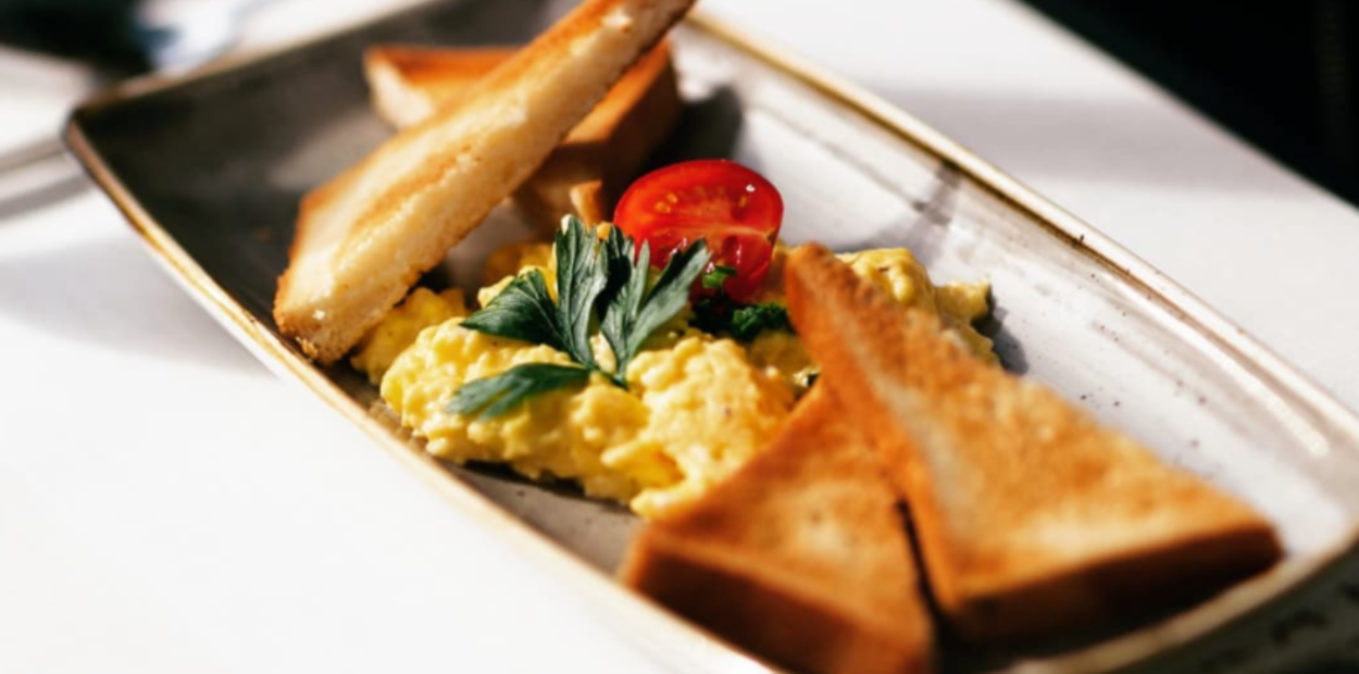 brunch_basadingen_beda-kafi_oeuf-toast