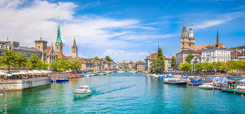 Vue sur la Limmat et la vieille ville de Zurich